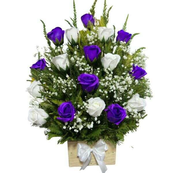 25-1-600x600 (1) Base de 18 Rosas Blancas y Moradas Eternas - Imagen 1
