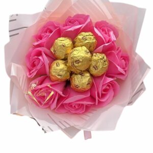 Bouquet de 8 Rosas Eternas Rosadas y 6 Bombones