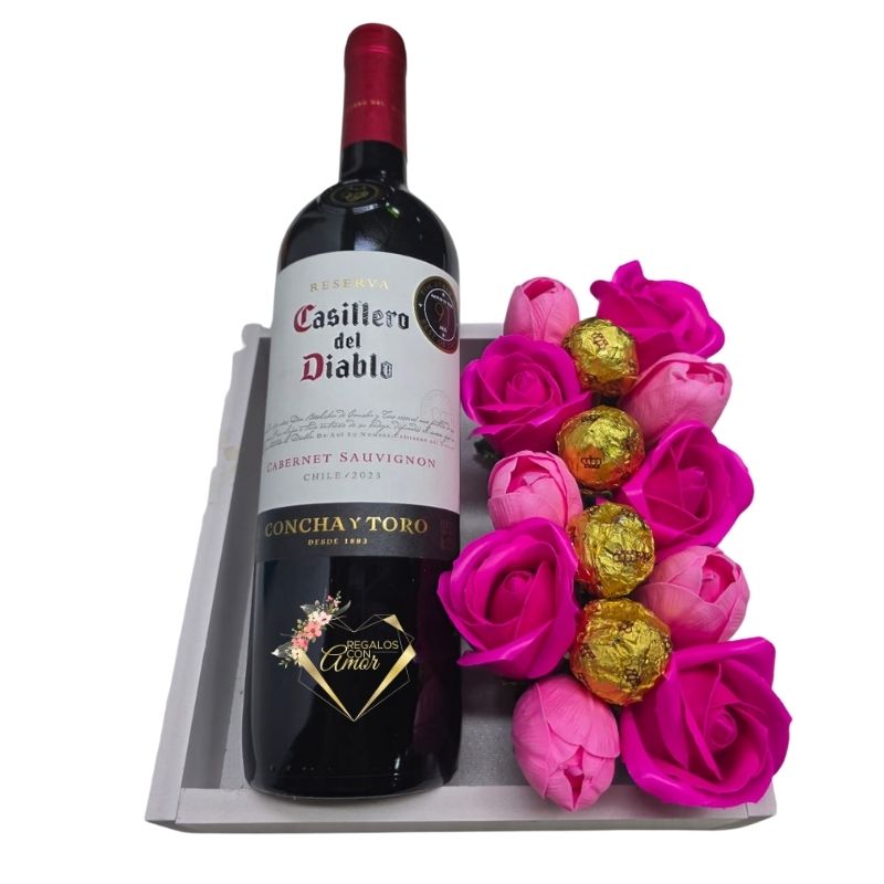 103 Base con Vino, Bombones, Tulipanes y Rosas Eternas Fucsias - Imagen 1